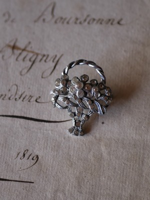 ラインストーンがたくさん パニエのブローチ フランスヴィンテージ ブロカント