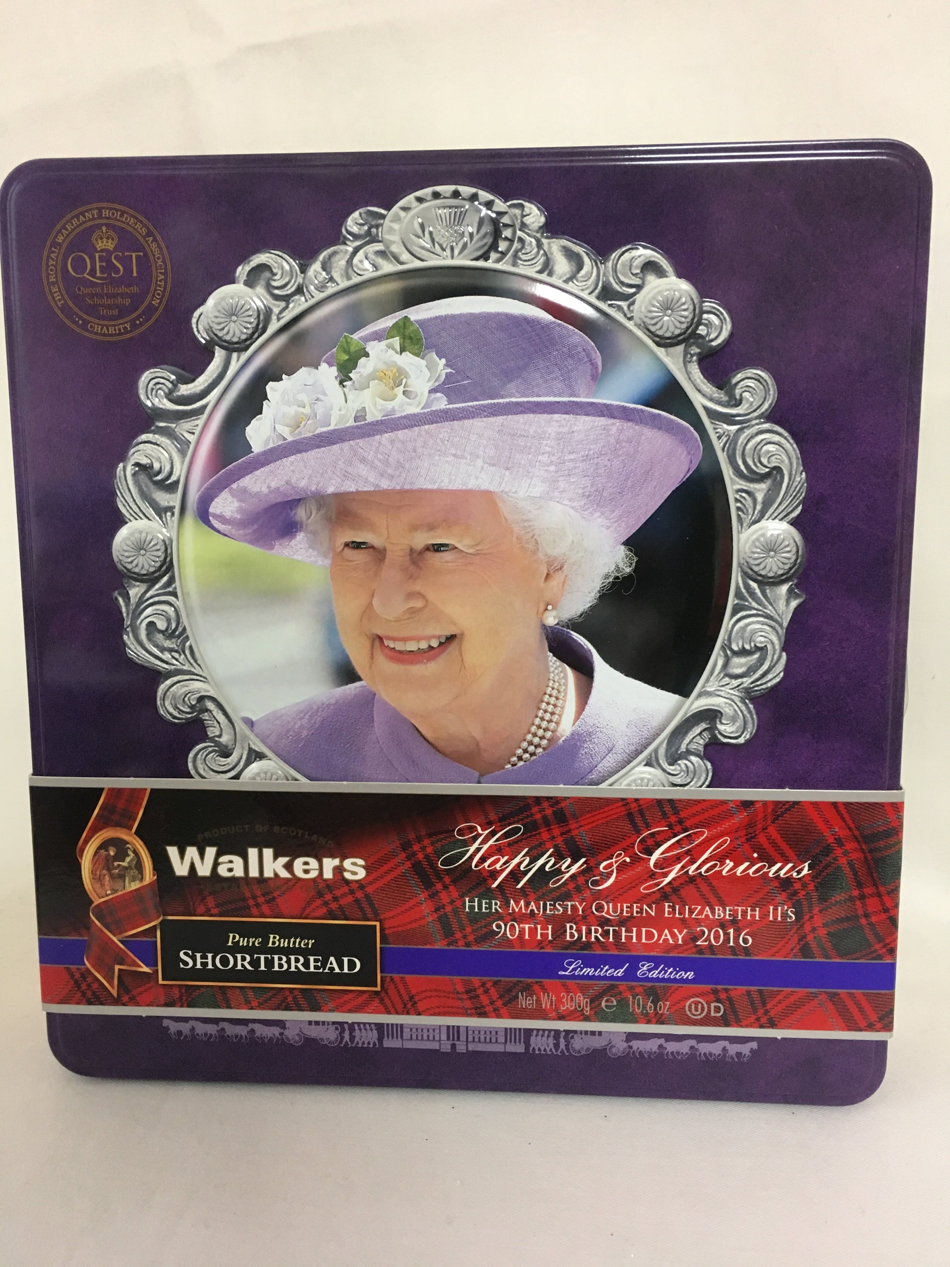 英国 WALKERS (ウォーカーズ) エリザベス女王 90才お誕生日記念 限定缶 ...