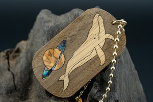 【 地と灰の銘木 】 神代トチ ドッグタグ 象嵌 勇魚と惑星