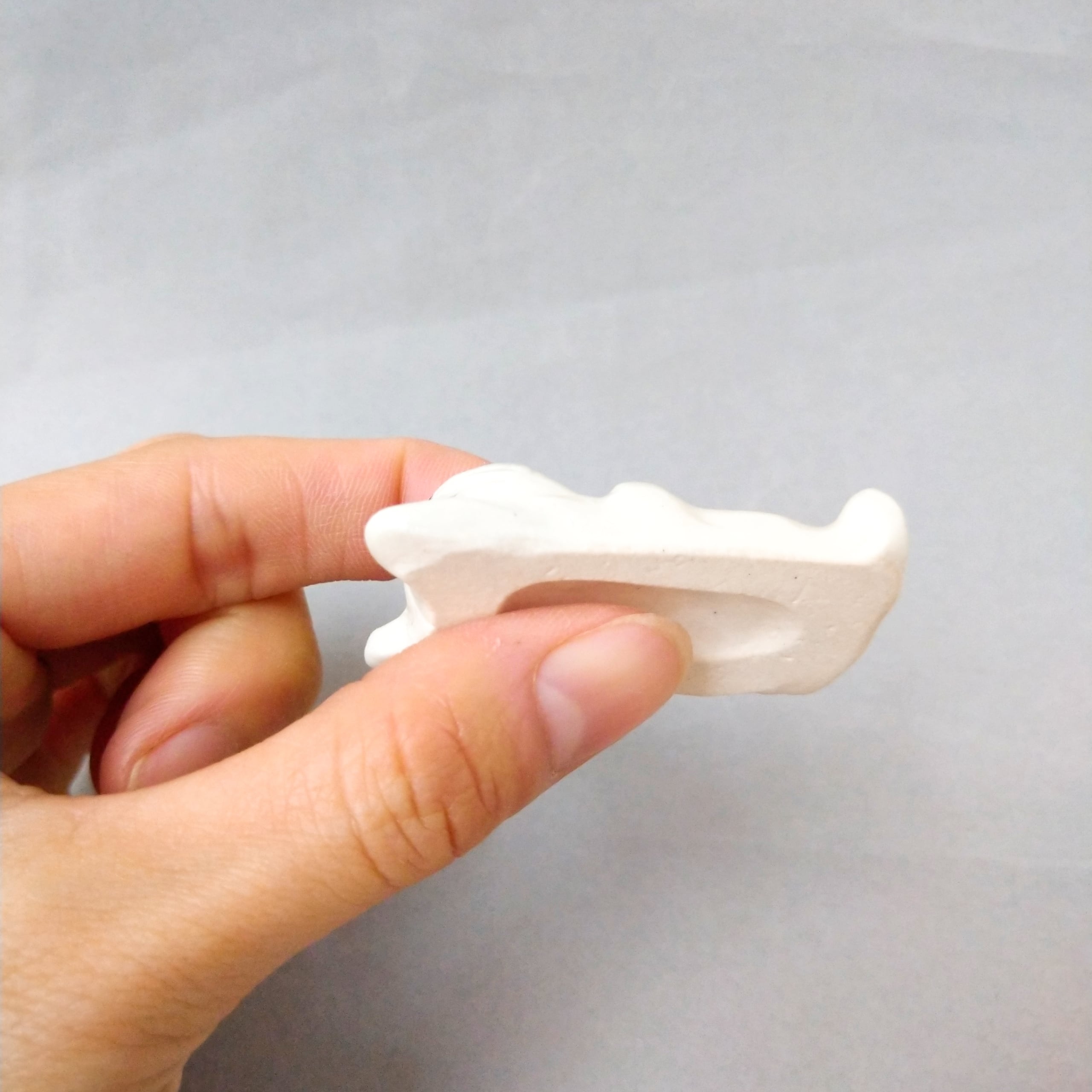 白いセラミック箸置き フレンチブルドッグの箸置き（ホワイト）仰向け | 陶器のことり