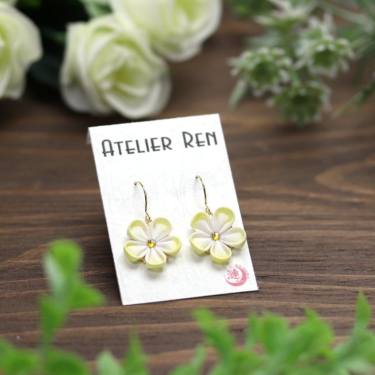 つまみ細工小花のピアス＜ハニーイエロー＞ イヤリングに無料交換