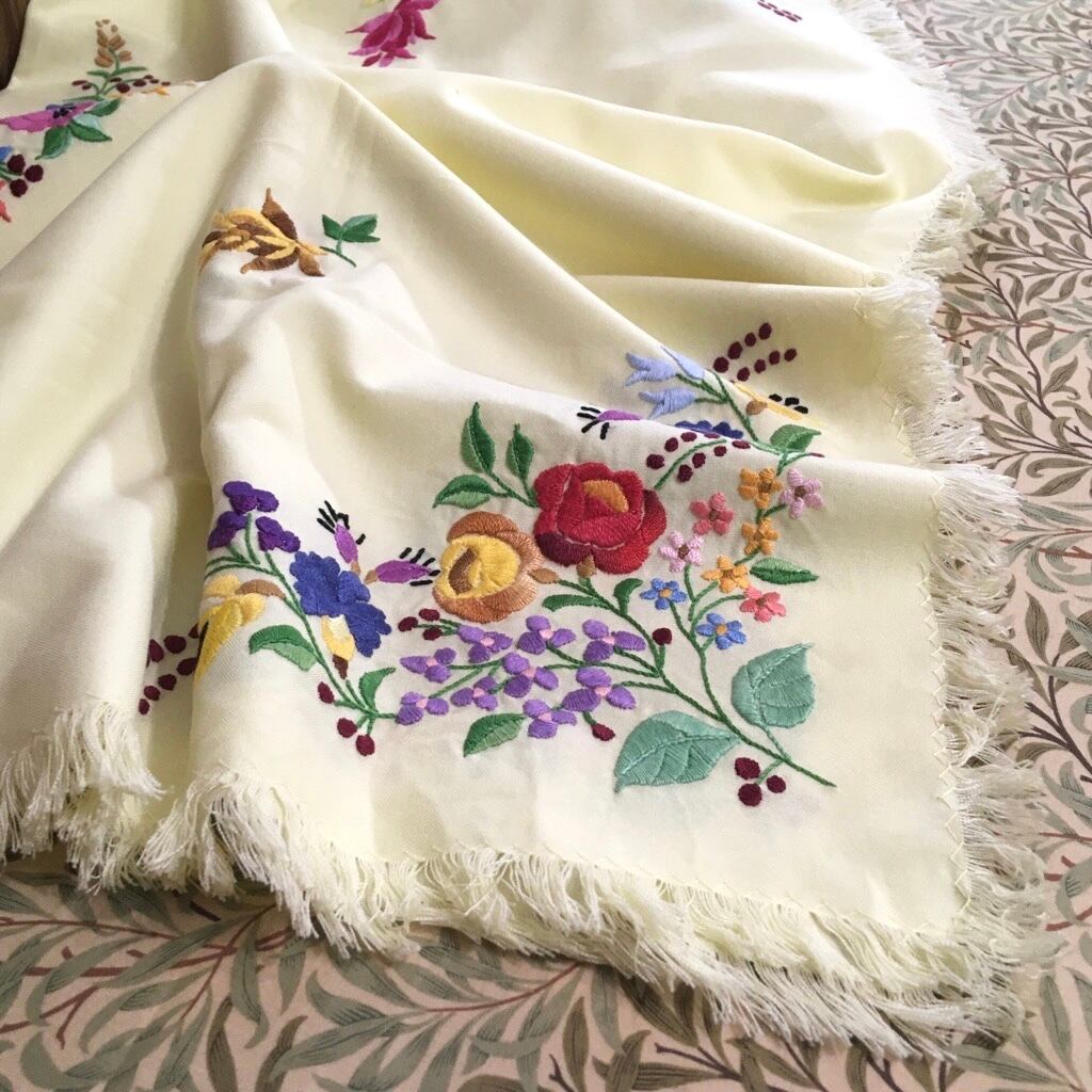 【アンティーク】ハンガリー蚤の市　刺繍クロス　キノコと花 ライトイエロー花モチーフ刺繍のハンガリークロス | kolbenova