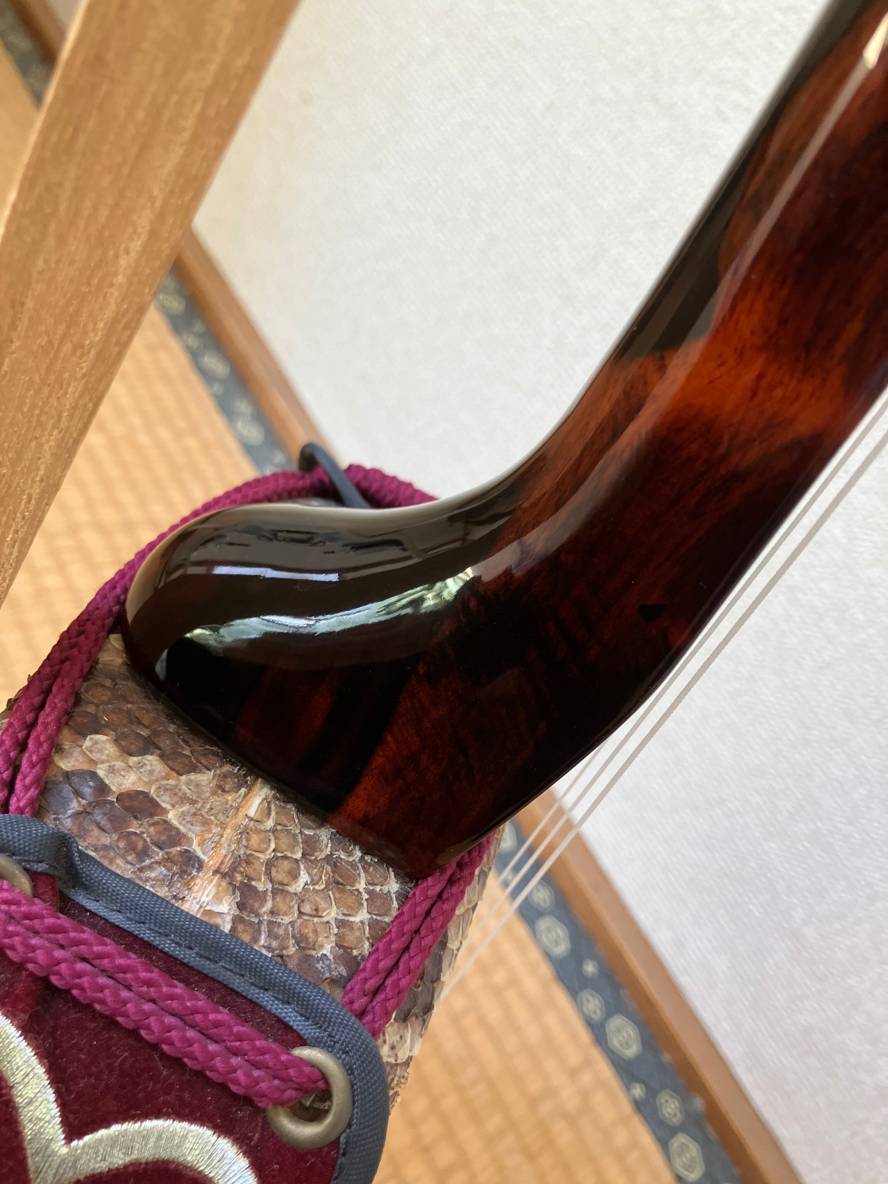 匠 工芸士仲嶺盛文作上級黒檀マカビ型スンチ仕上げ黄本皮 | クオレ三線