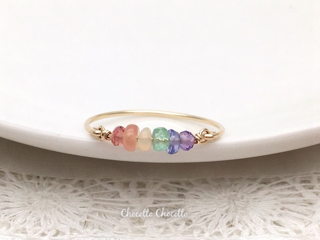 虹色の天然石の指輪