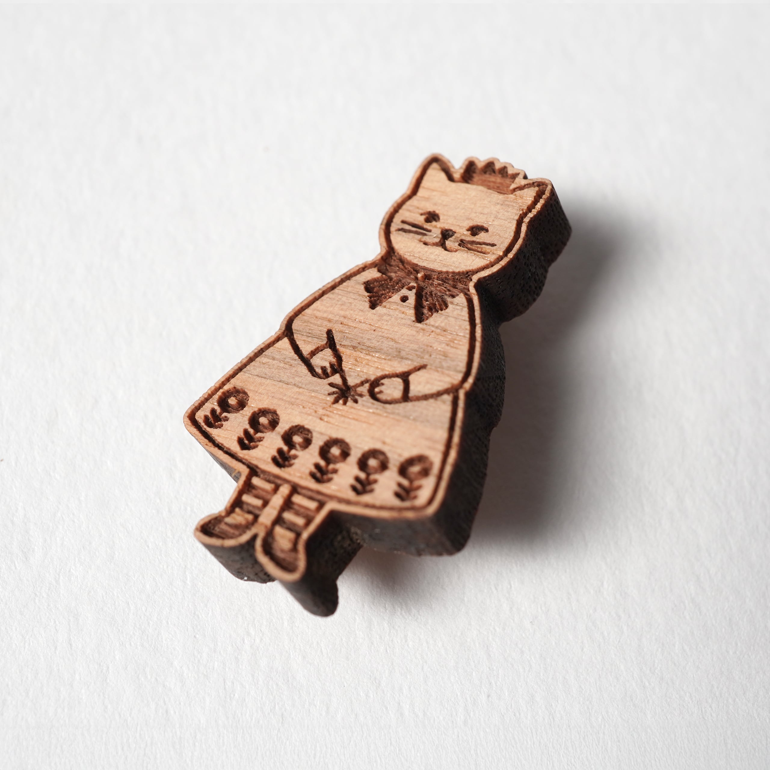 フランス製PAVONE PARIS ブローチ　猫とリボン　アンティークカゼイン princess cat（プリンセスキャット）｜王冠をつけたネコの木のブローチ