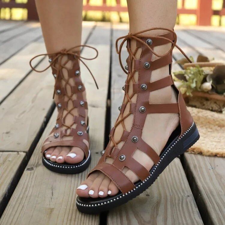 2025年夏の新作レディースフラットサンダル、中空で通気性のあるカジュアルサンダル、クロスレースアップ、プラスサイズ、ローマ風オープントゥサンダル。