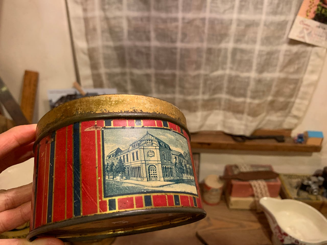 可愛い文字が入った丸いVichy-Etatティン缶 フレンチアンティーク