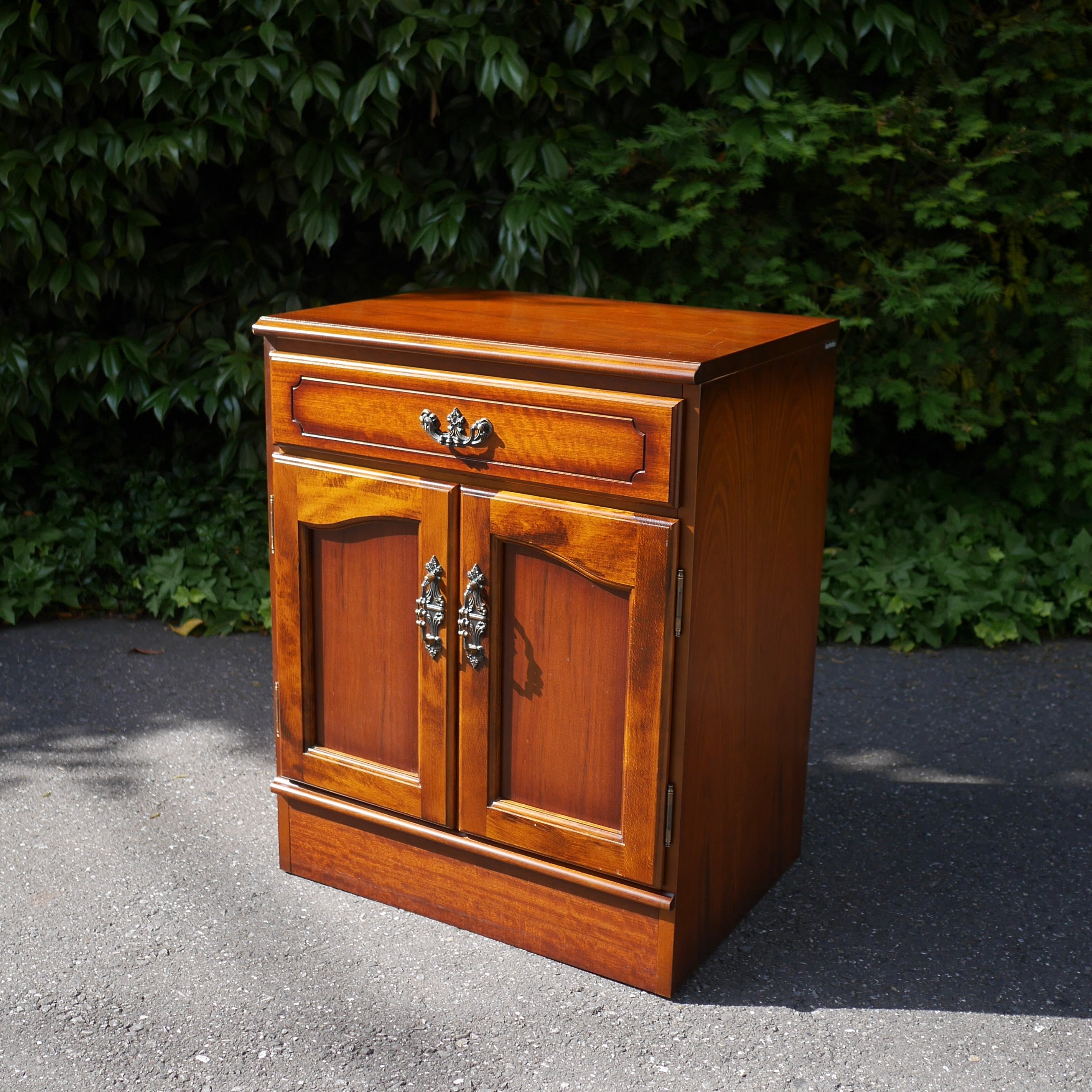 s. 　Sale ヴィンテージ コロニアル　キャビネット Karimoku コロニアル サイドキャビネット | トリノス-torinoth- | 新宿