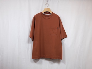 UNIVERSAL PRODUCTS.” PIS NAME S/S T-SHIRT BROWN”