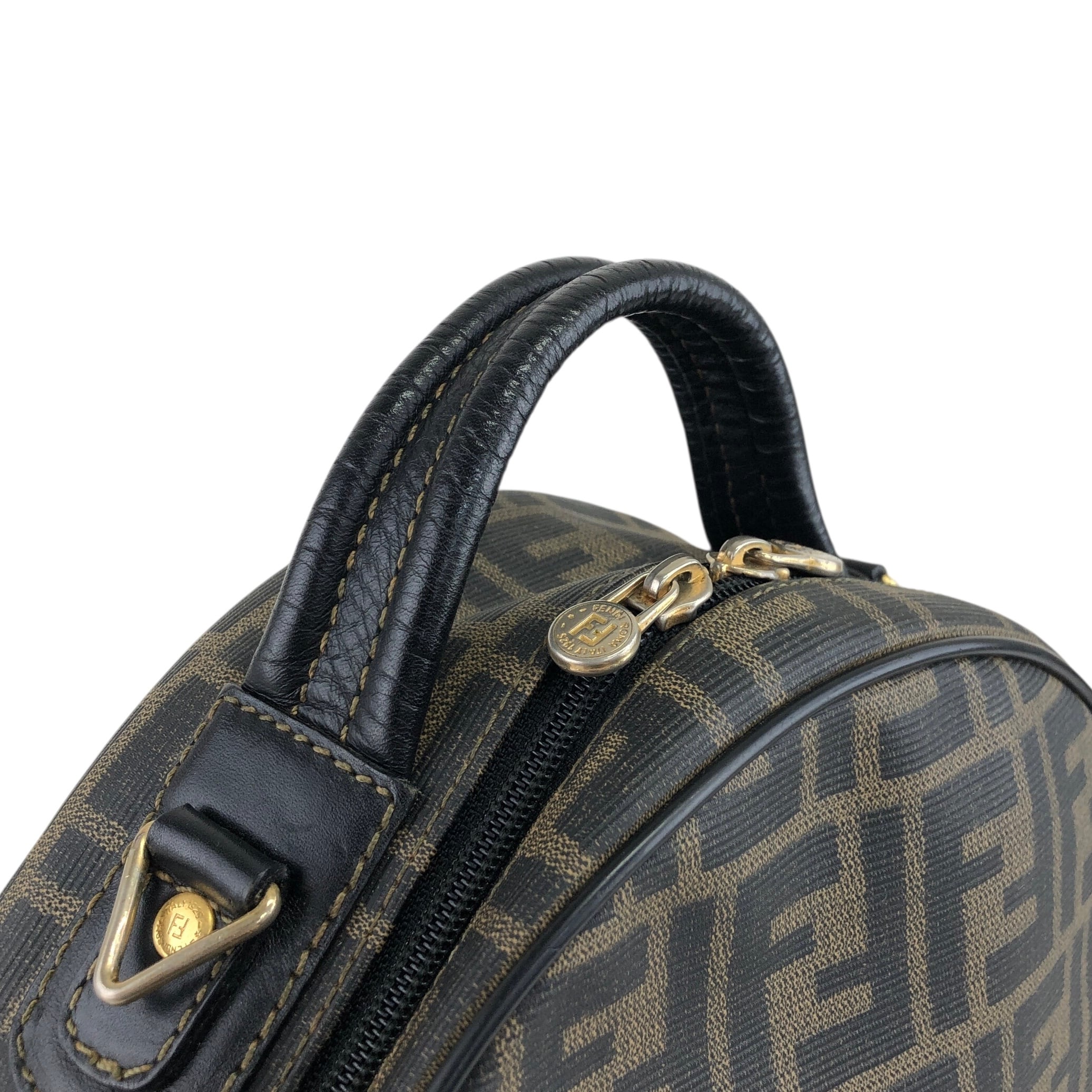FENDI フェンディ  ズッカ柄 ハンドバッグ ブラック  PVC ラウンド 77gy33 FENDI フェンディ ズッカ柄 ハンドバッグ ブラック PVC ラウンド