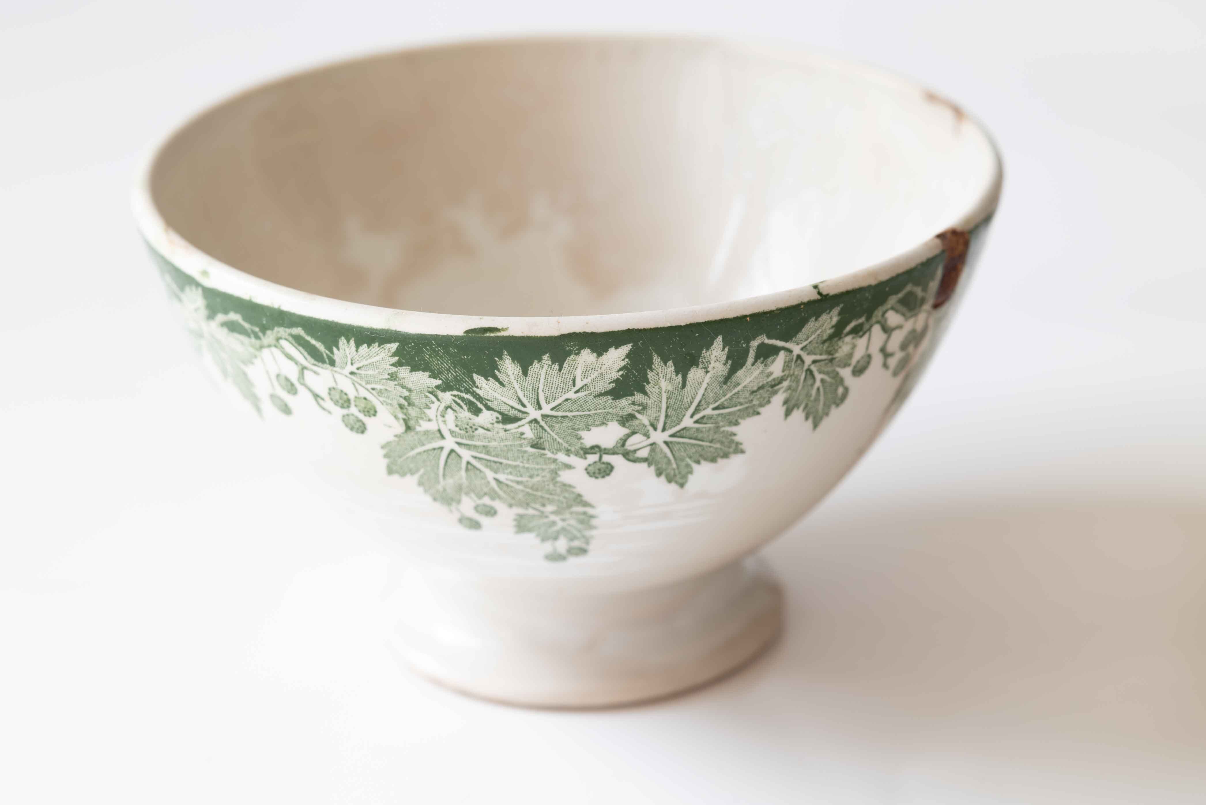 大きなアンティークカフェオレボウル ブラックカラント柄 グリーン単色