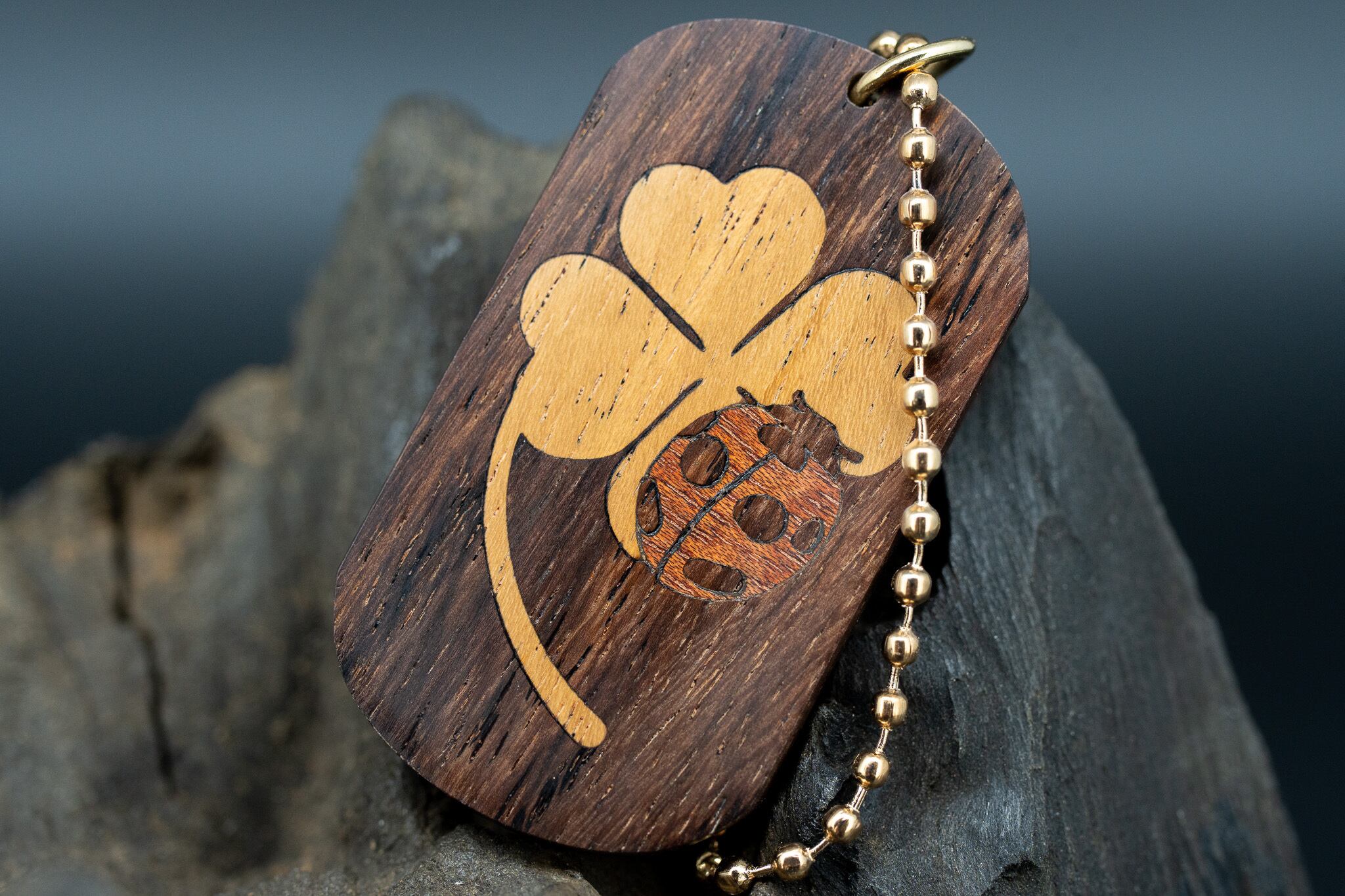 【唐木三大銘木】 紫檀 (ソノケリン) ドッグタグ 象嵌 幸運を運ぶナナホシテントウ