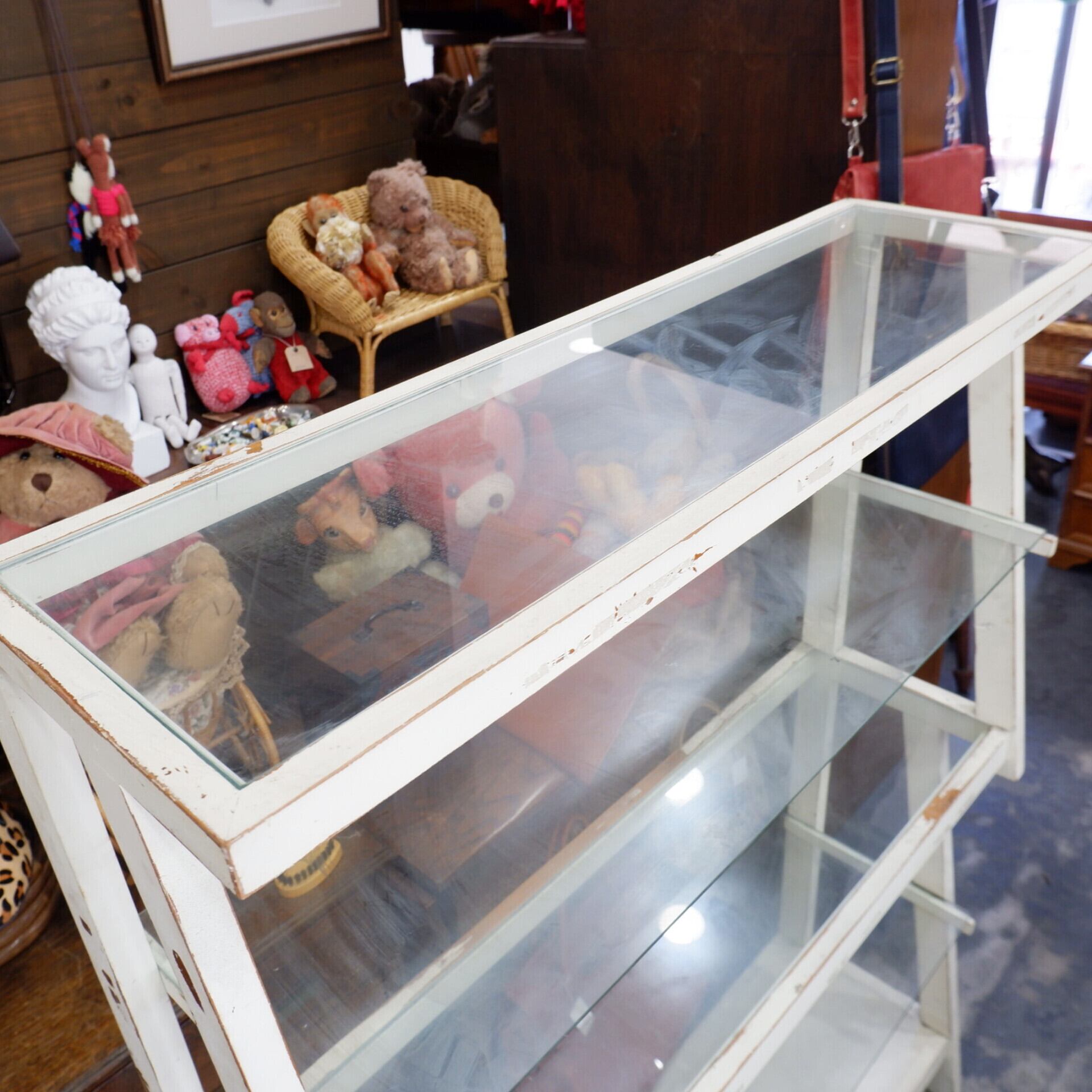 アンティークミルクガラスハンドルのウォールキャビネット　棚 アンティークミルクガラスハンドルのウォールキャビネット 棚