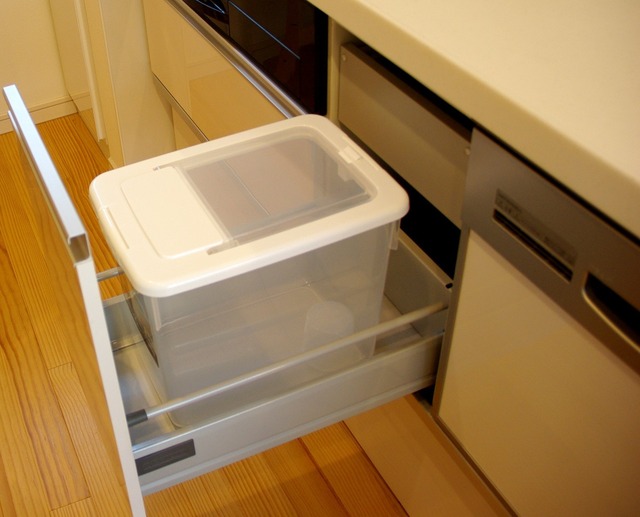 サンコープラスチック 日本製 米びつ お米ケース 10Kgタイプ 計量カップ付き ホワイト