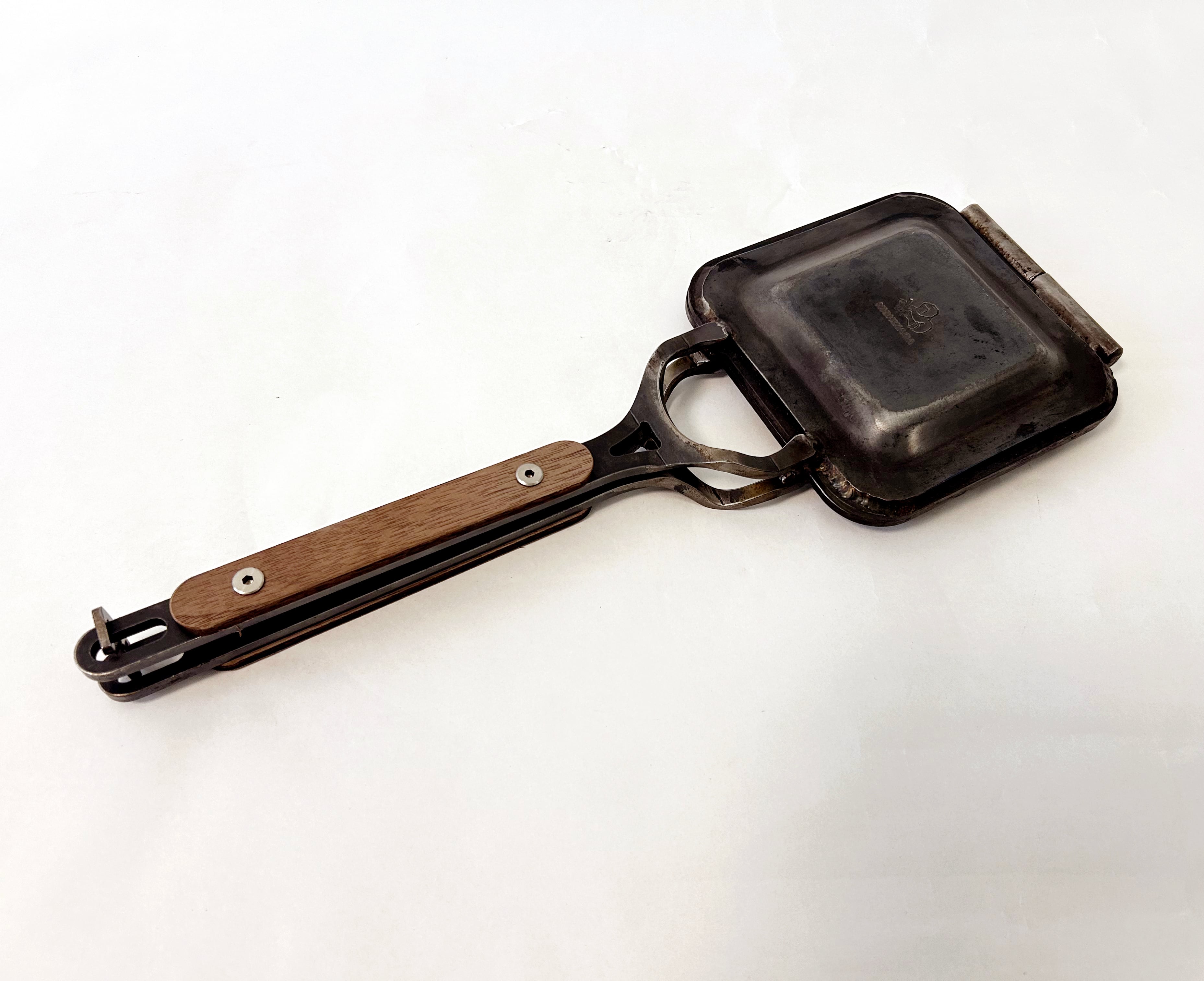 黒皮鉄ホットサンドメーカー1/1(取手木カバー付き)