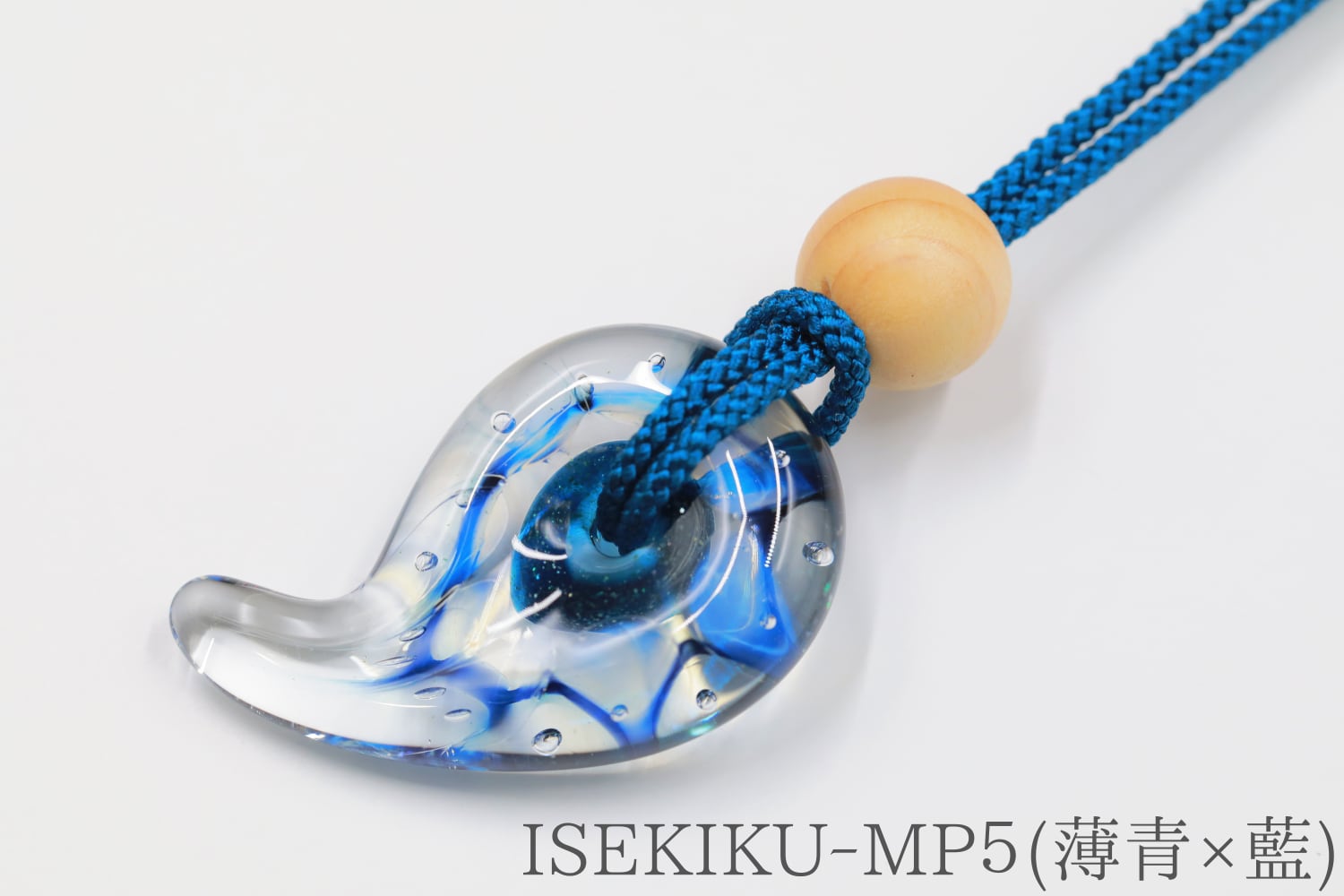 伊勢勾玉と伊勢檜のペンダント | 伊勢 菊一【 オンラインショップ 】