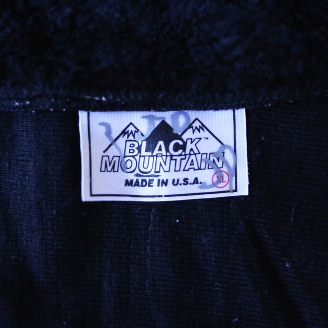 "90's BLACK MOUNTAIN" dark cat pattern over silhouette fleece jacket