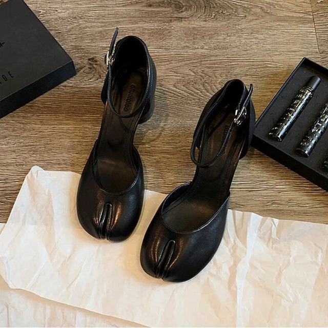 sheepskin strap tabi pumps