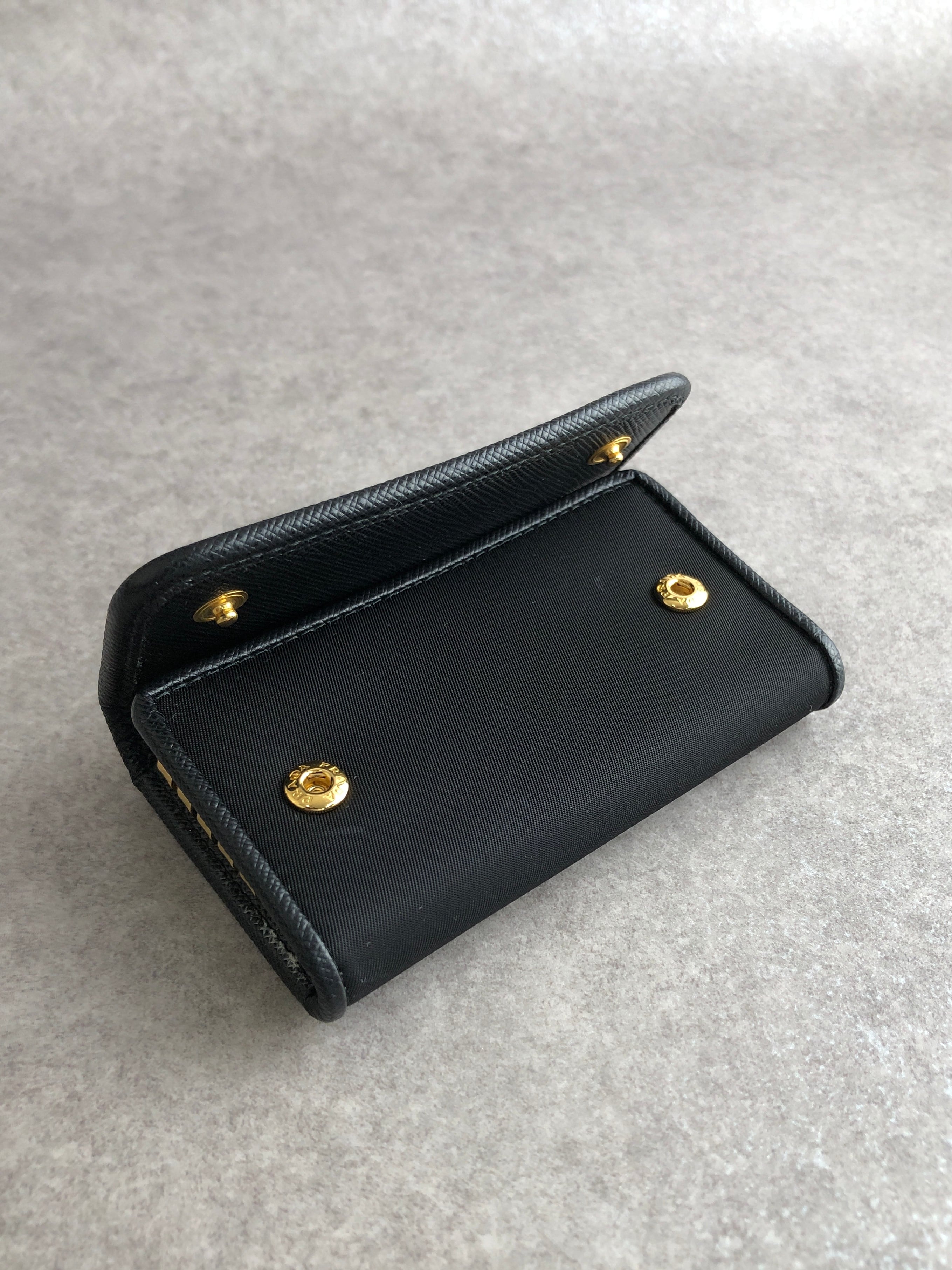 PRADA プラダ キーケース ブラック トライアングルロゴ レザー 6連