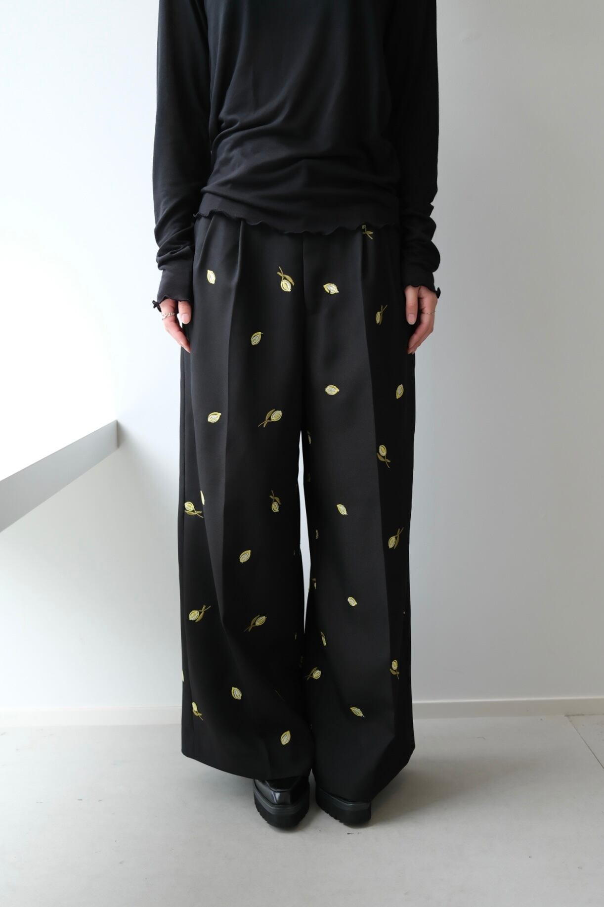 CREDONA MOTIF EMBROIDERY PANTS モチーフ刺繍パンツ Black