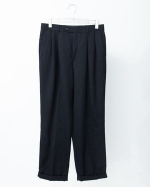 wide silhouette tuck slacks