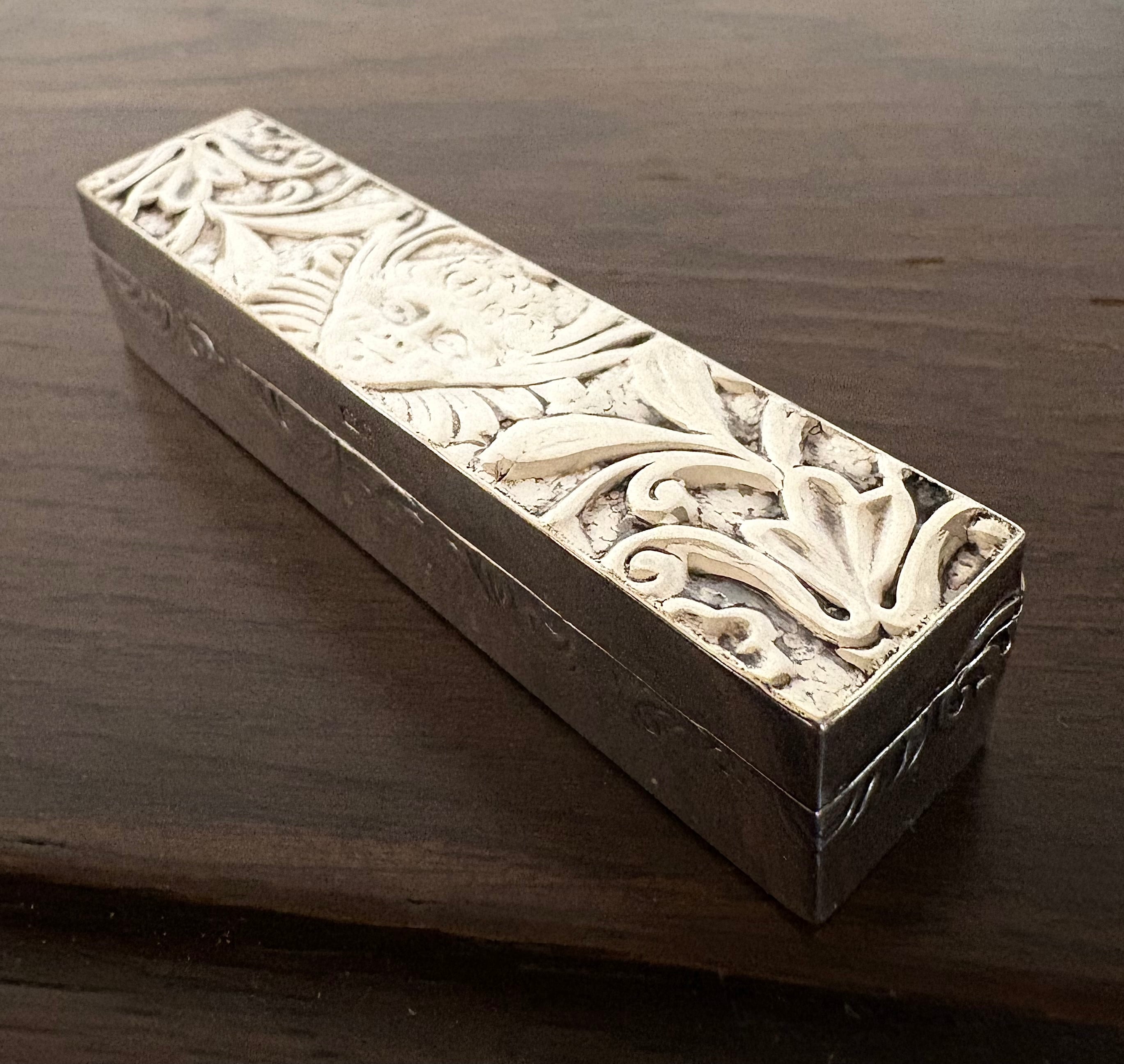 英国アンティーク　パース 英国アンティーク 小型銀箱 ニードル/印鑑ケース/ボックス 金彩