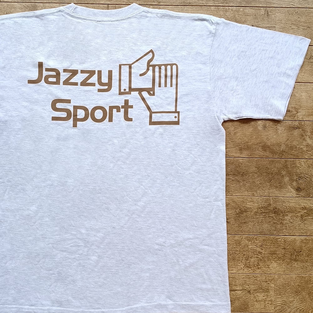 〈残り1点〉J.S. ロゴ Tシャツ（ライト グレー × コヨーテ）