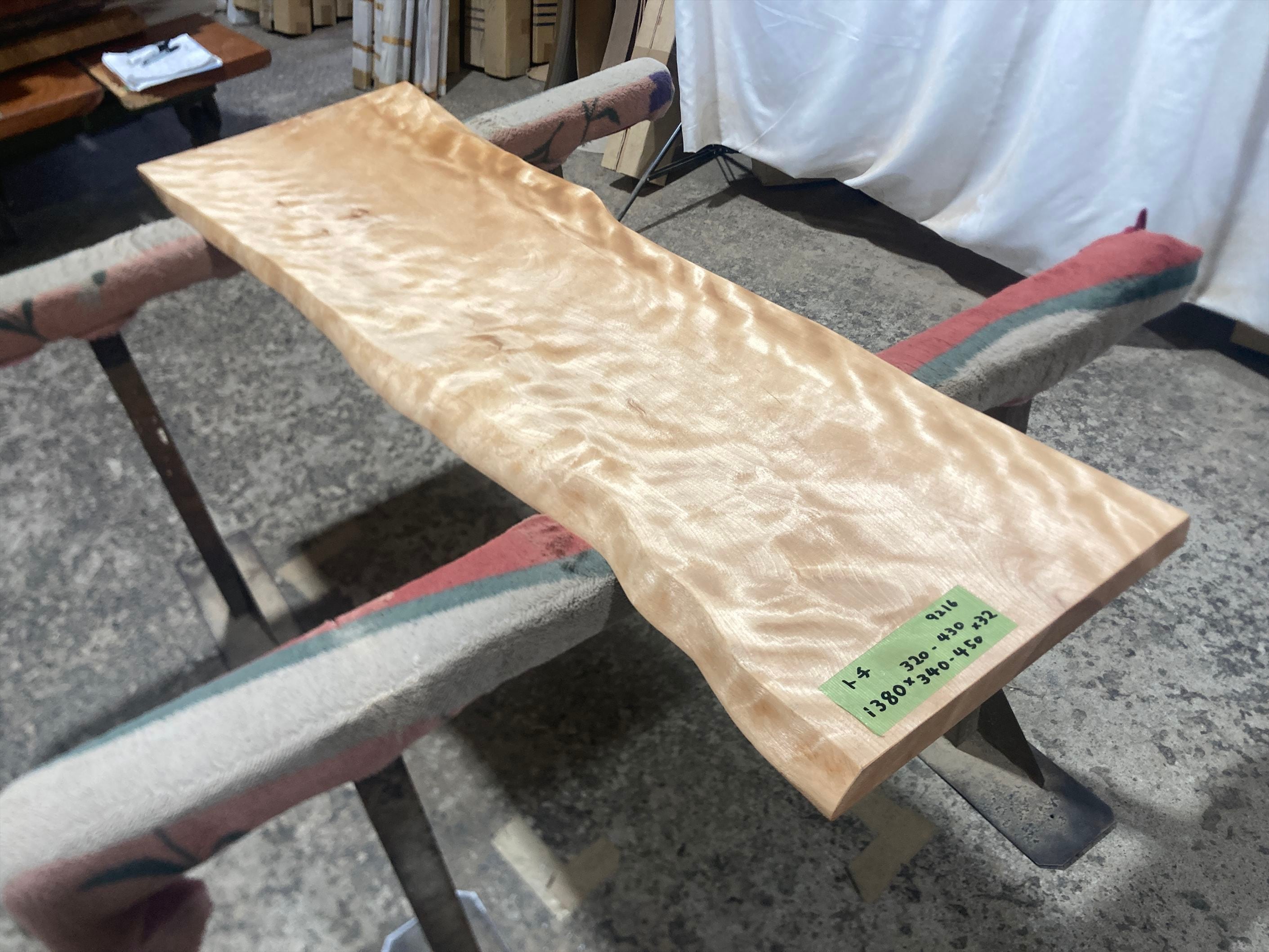 トチ9216 トチの木 一枚板無垢 乾燥材 1380x320-430x32mm カウンター 棚 テレビ台 カウンター センターテーブル 窓台  橡 栃