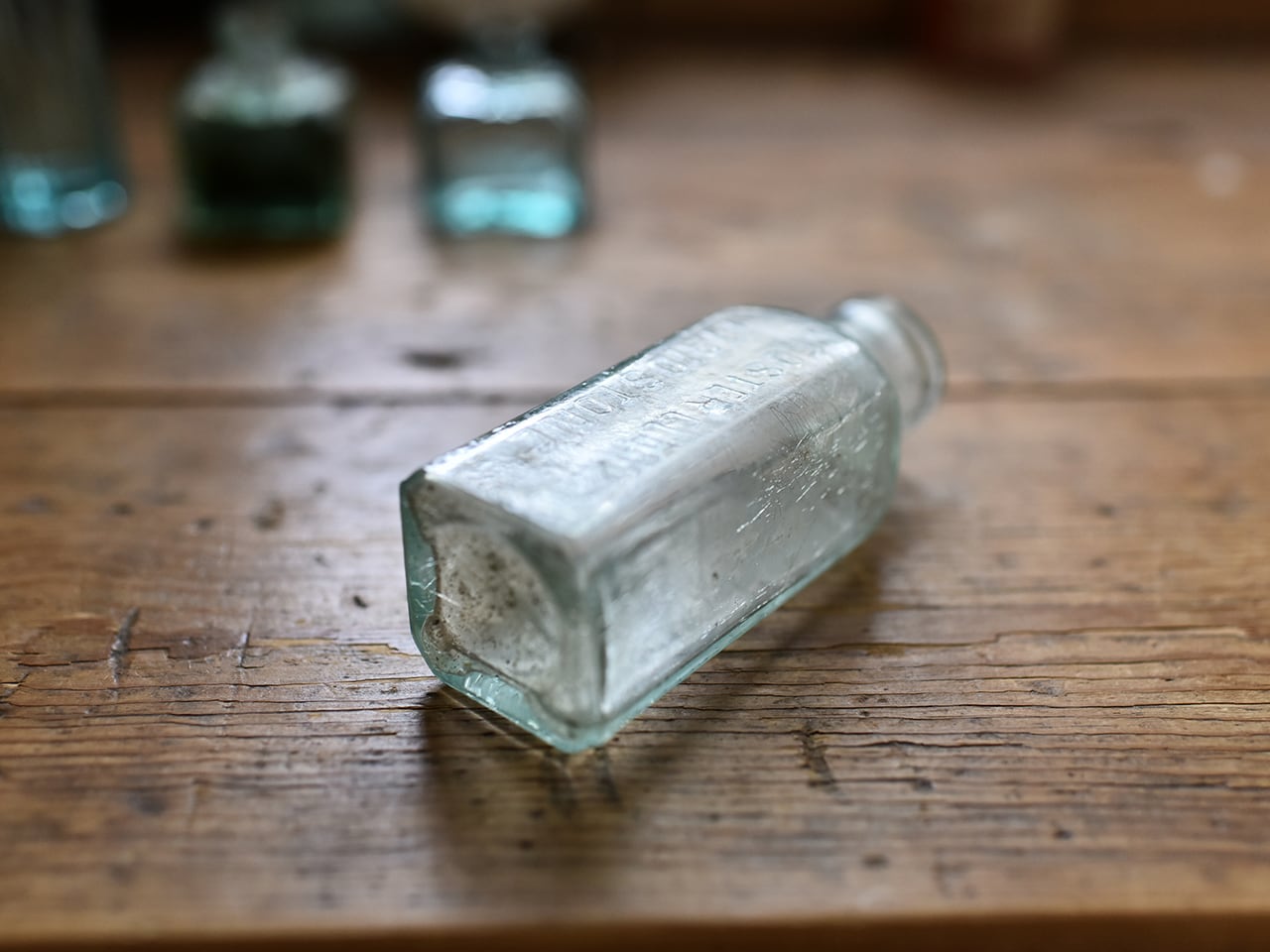 小さなガラス瓶（A）イギリスアンティーク