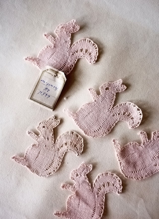 30s フランス リネン 古薔薇色のリスとボビンレースアップリケ 1p アンティーク