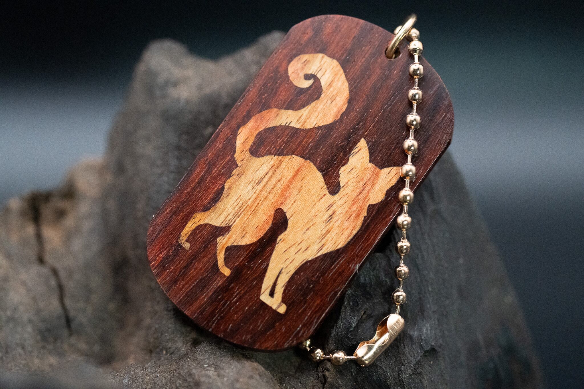 【 深紅の銘木 】 老紅木 ドッグタグ 象嵌 探る視線