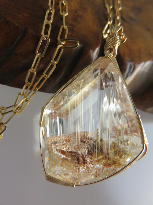 【2025乙女座日蝕新月・降り注ぐひかり】パキスタン産ニードルイントパーズ(97.7ct)女神巻きペンダントトップ