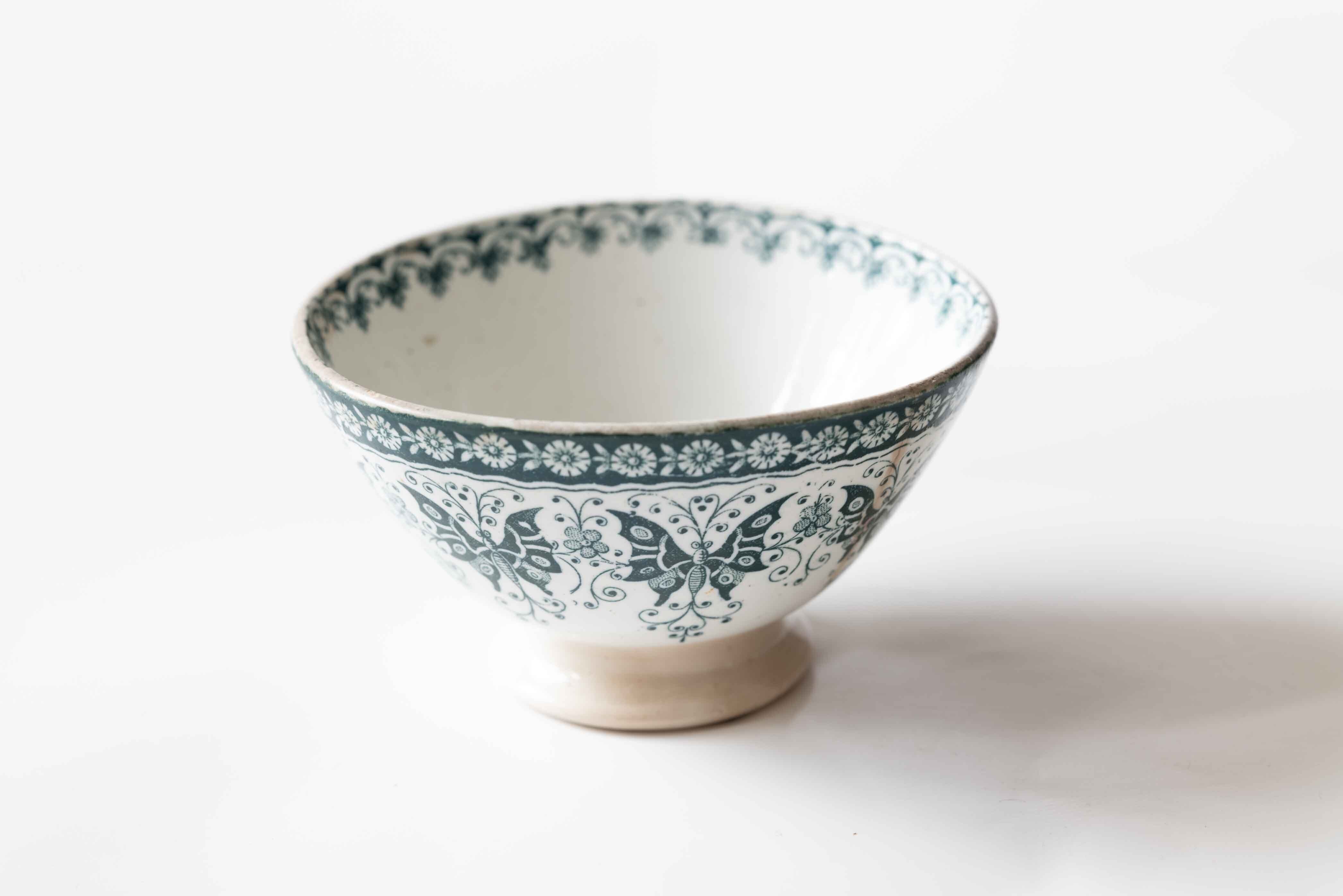 アンティクカフェオレボウルらしいグリーン 蝶のモーチフがエレガントです。 メーカースタンプなし