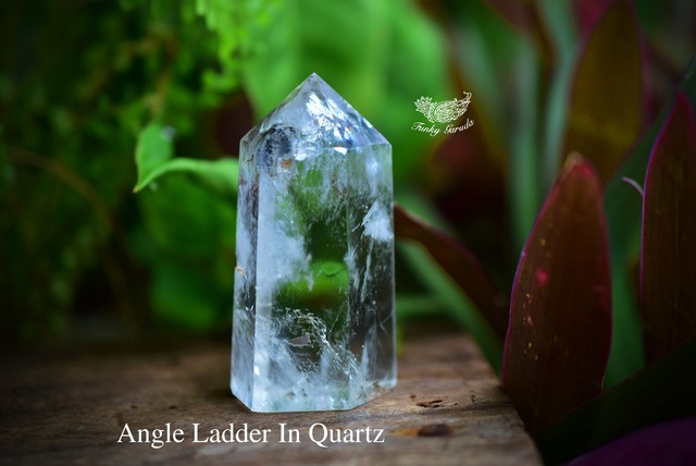 虹入り天国の梯子★エンジェルラダーインクォーツポイント 原石s360