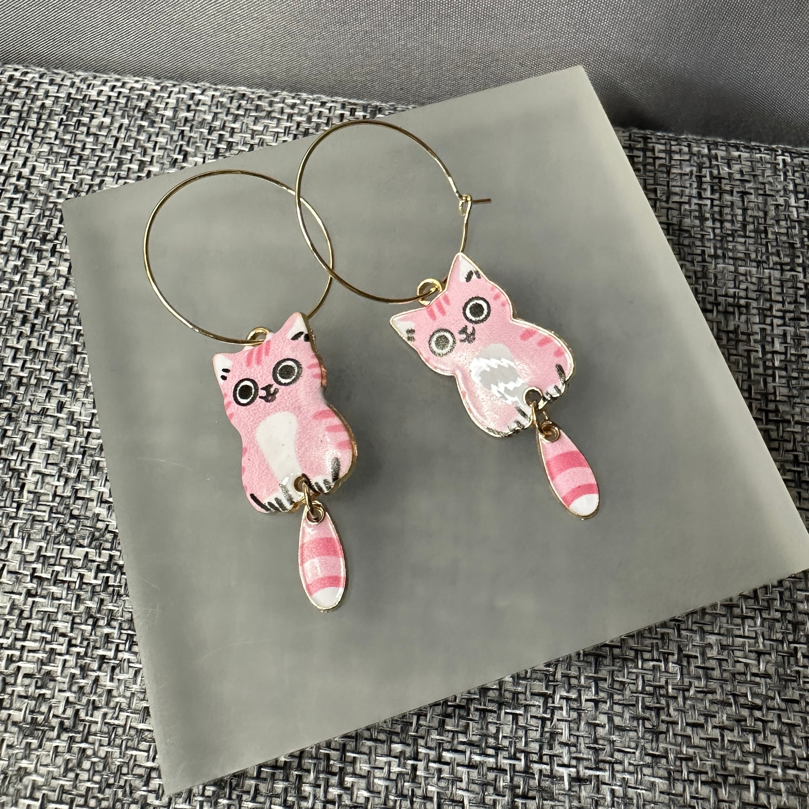 ピアス】送料無料 個性派にゃん pink 猫耳ポンポンピアス ハンドメイド