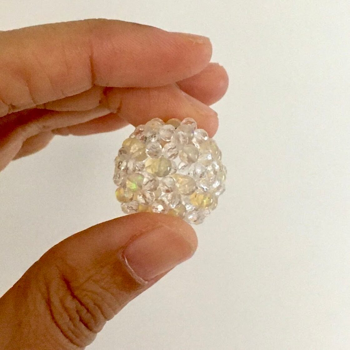 10月の誕生石オパール（プレシャスオパール）を鏤めた3.5㎜玉水晶の 