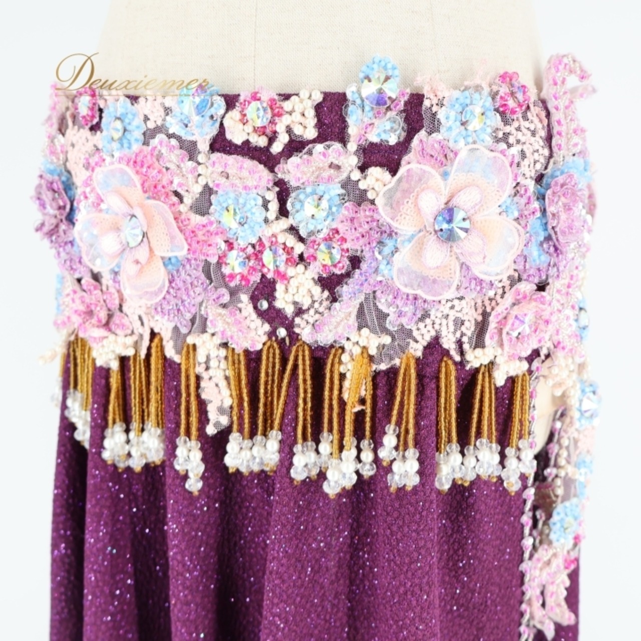 ベリーダンス オリエンタル 衣装 上下セット パープル系 トップス スカート チョーカー ラインストーン 花 紫 青 キラキラ スリット 豪華 装飾 華やか 鮮やか かわいい ステージ イベント ダンス衣装 フリンジ ピンク系 ブルー系 シルバー系