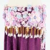 ベリーダンス オリエンタル 衣装 上下セット パープル系 トップス スカート チョーカー ラインストーン 花 紫 青 キラキラ スリット 豪華 装飾 華やか 鮮やか かわいい ステージ イベント ダンス衣装 フリンジ ピンク系 ブルー系 シルバー系