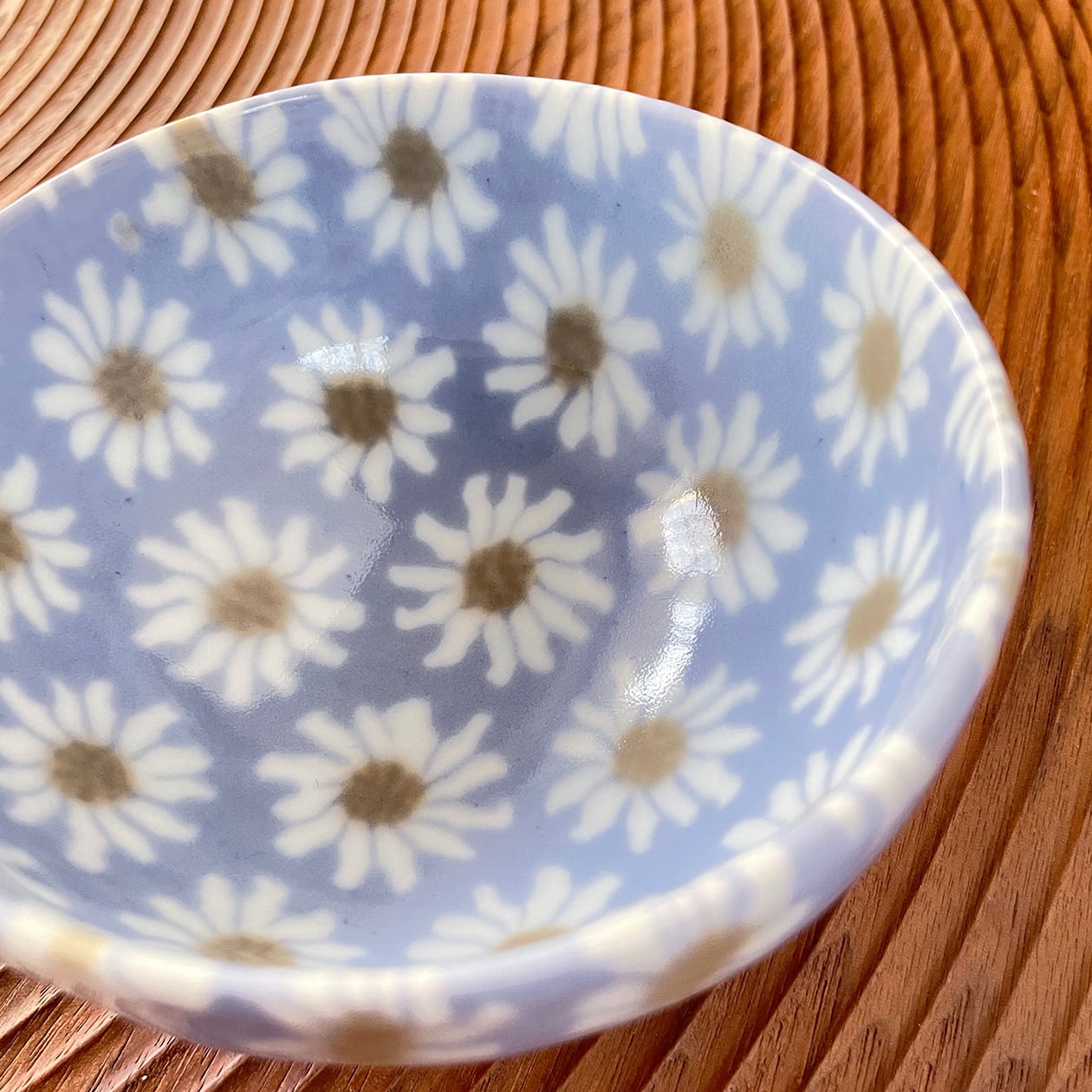 草場勇次・奈美子作「ブルーデイジー 飯碗」I 練り上げ技法 有田焼