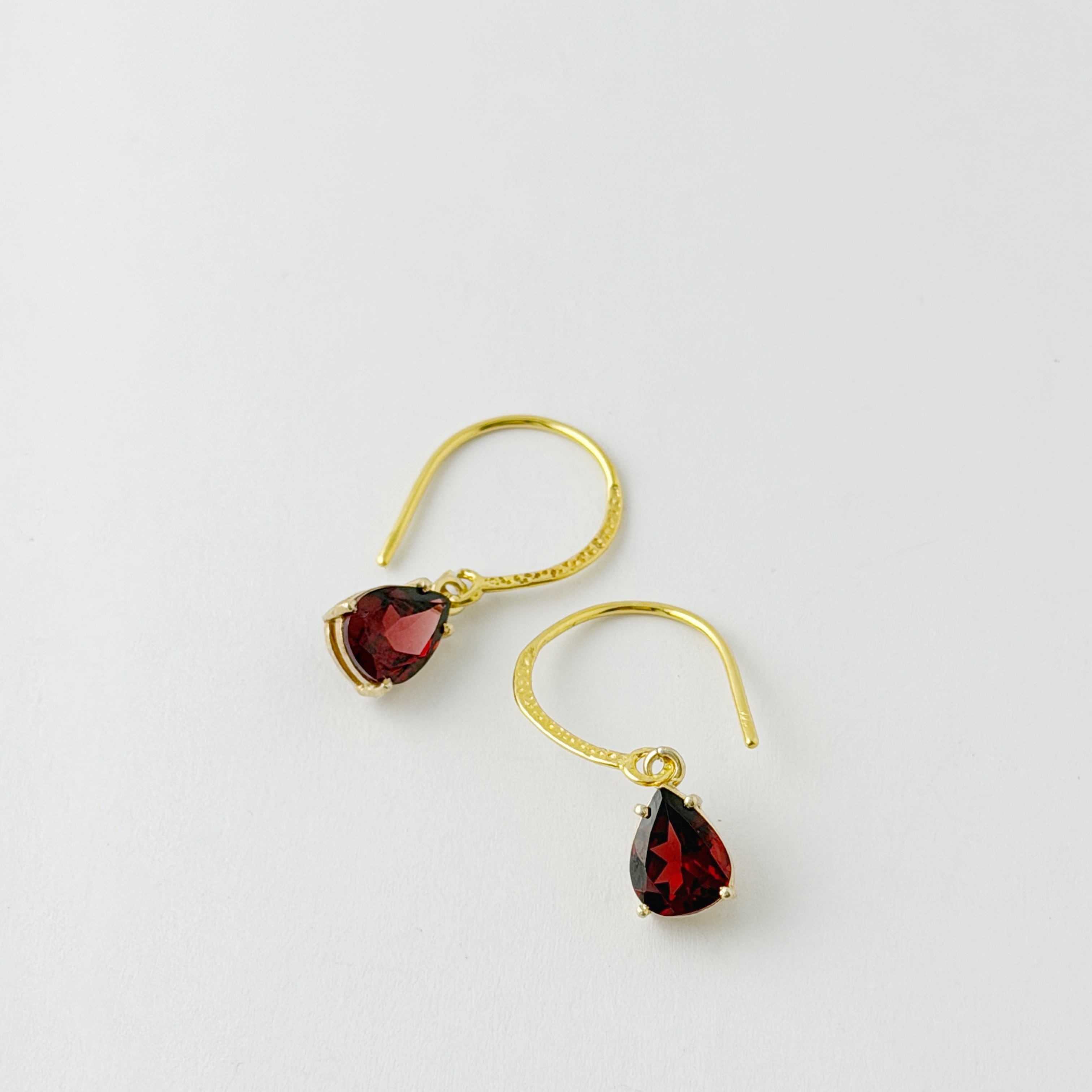 Gold Coating モザンビーク ガーネット ドロップ フックピアス