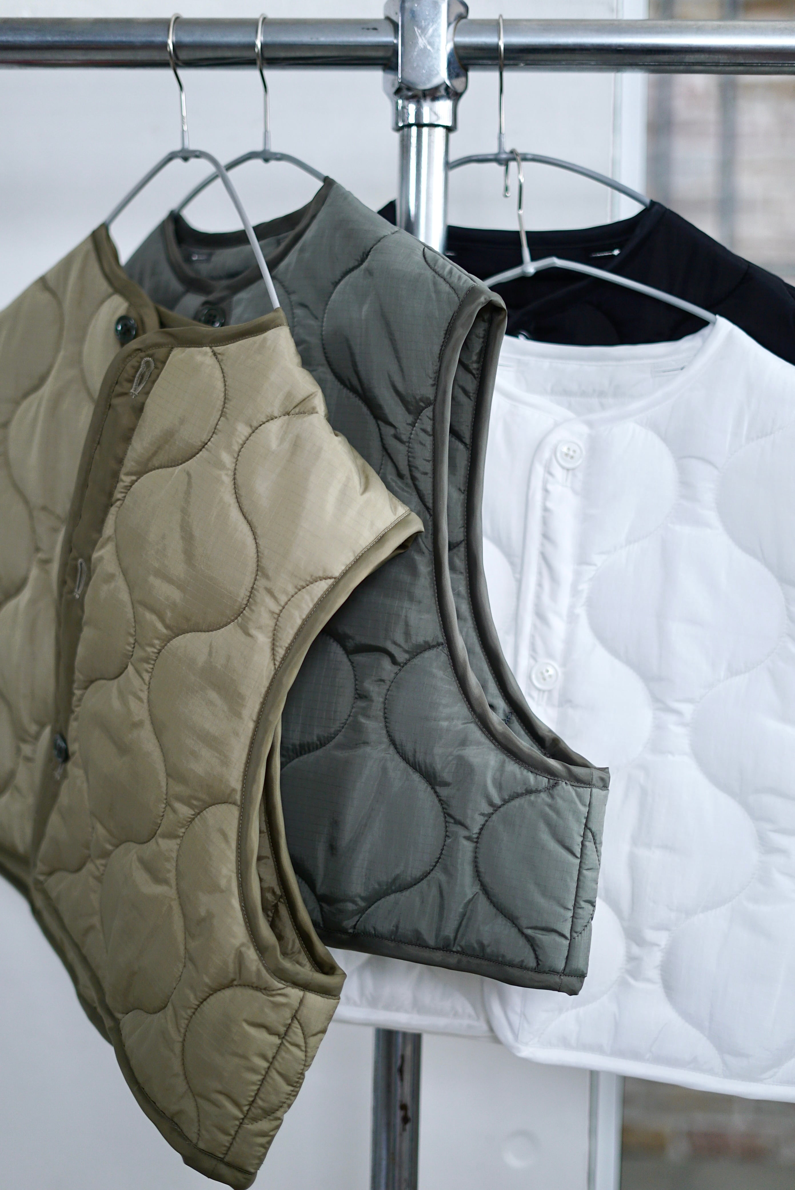 HYKE / QUILTED CROPPED VEST (WHITE,KHAKI, BLACK , OLIVE DRAB 