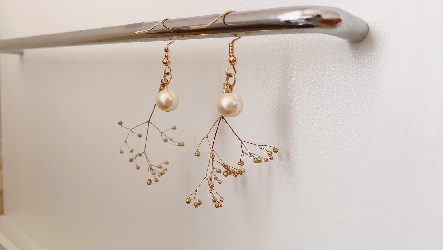 ゴールドのかすみ草とパール