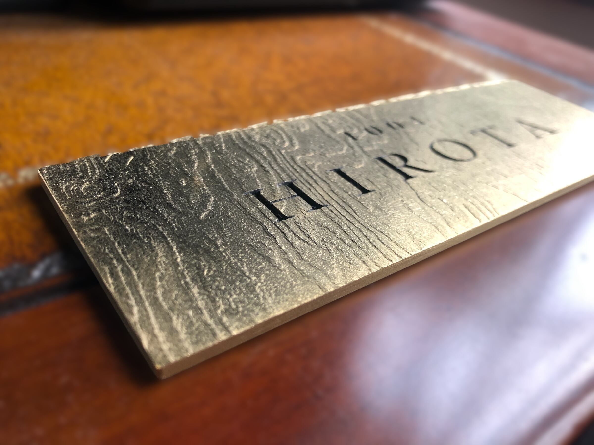 真鍮 名入れ 刻印 オリジナル全面彫刻サインプレート mokume | naosbrass