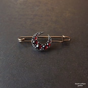 アンティークジュエリー 天然パイロープガーネット タイニークレセント(三日月) ピンブローチ(ソーティングメモ付)