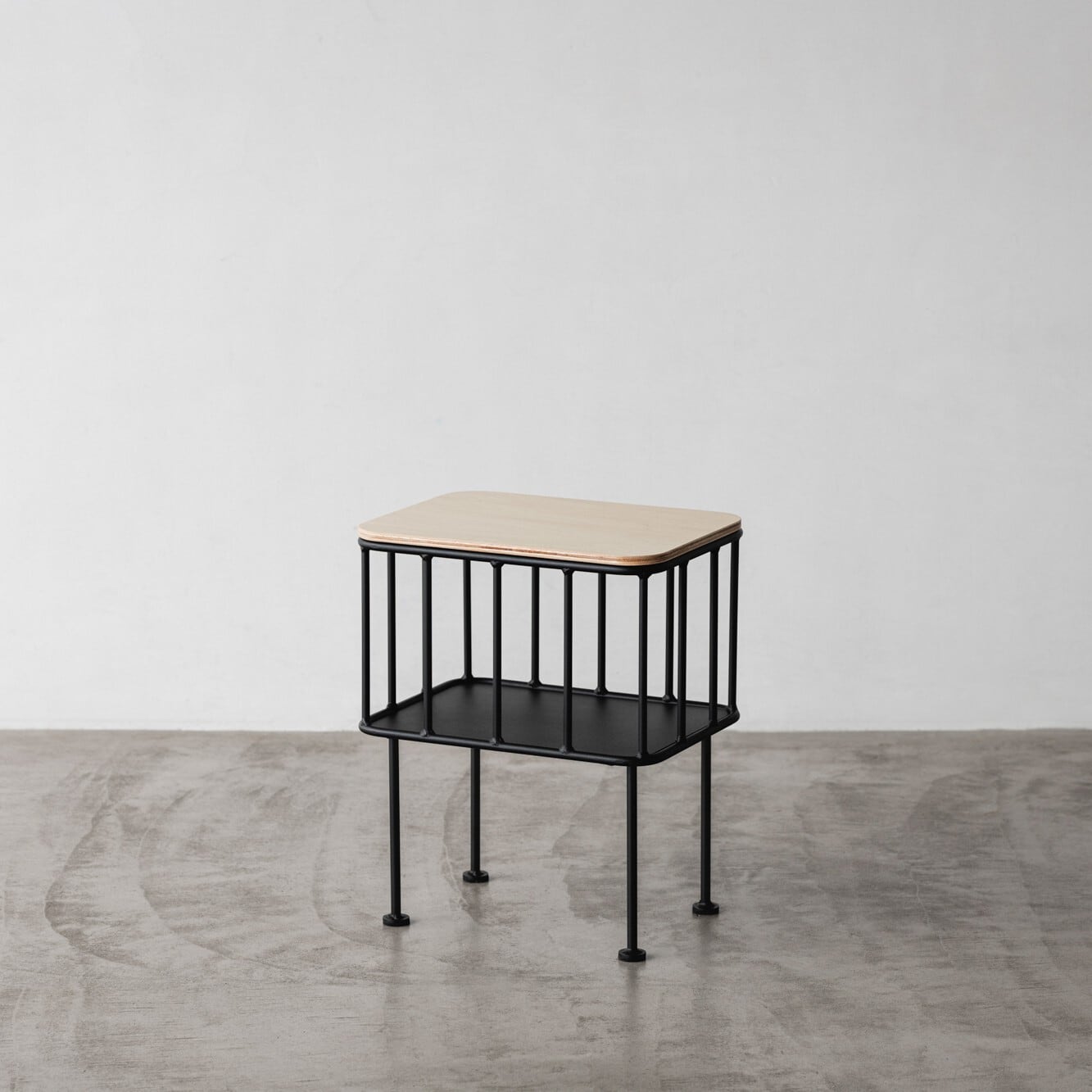 サイドテーブルやスツールとして使える小さな鉄家具 POCHI（Te25805