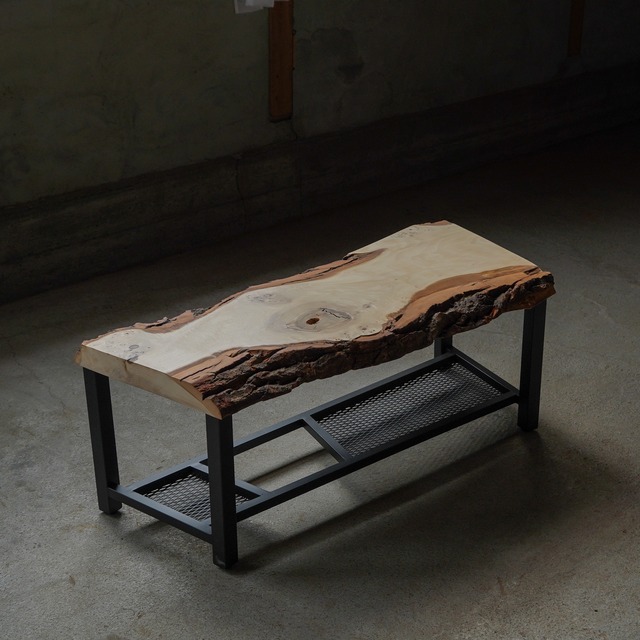 ポプラのローテーブル 3辺カットした一枚板  変な棚つき