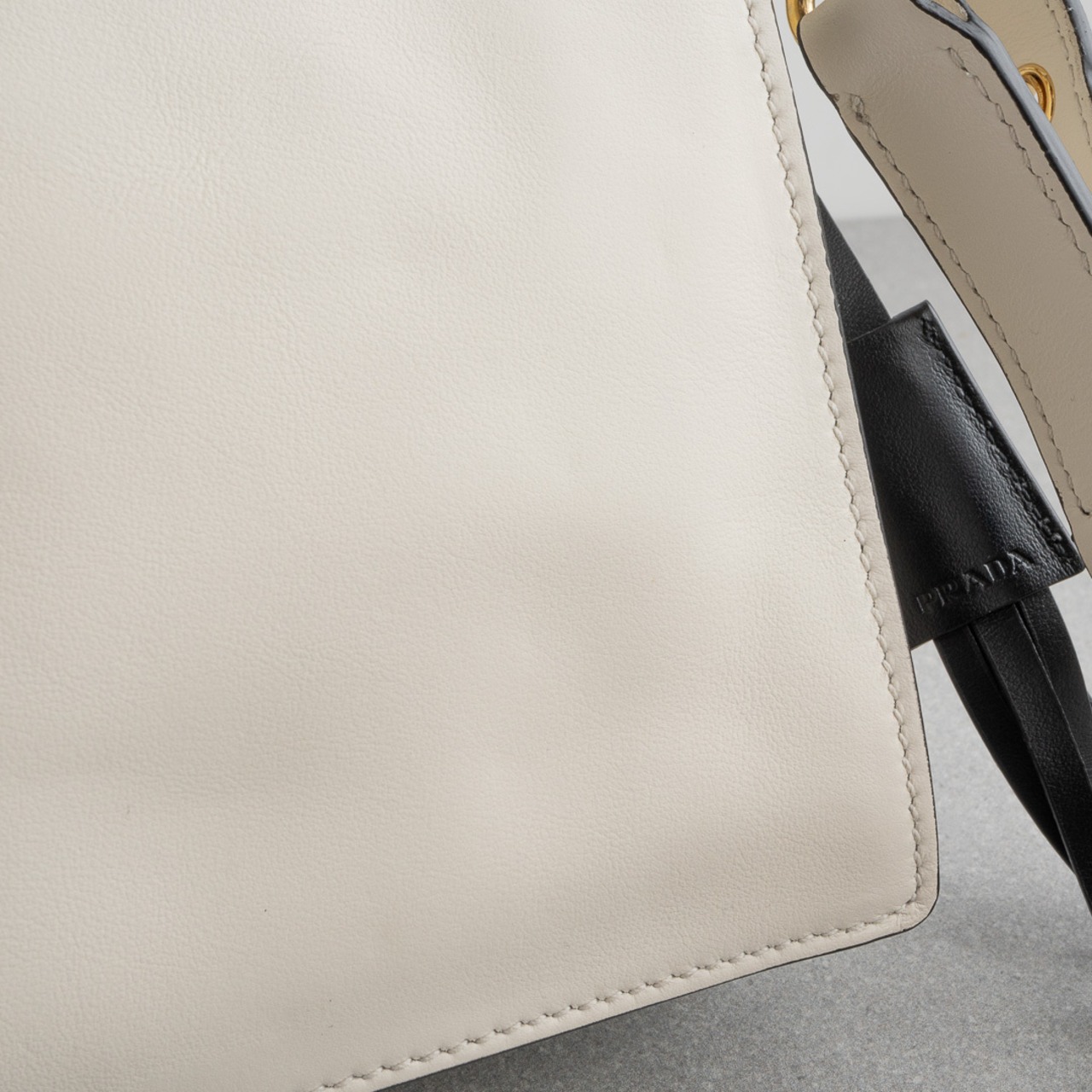 プラダ チャーム付 ソフトサウンド スモール ホワイト レザー AW25