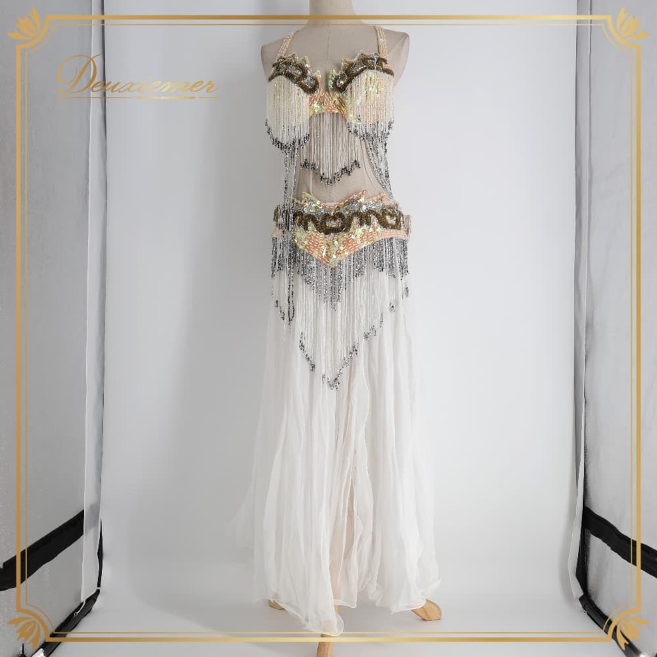 ベリーダンス 衣装 セットアップ 上下セット オリエンタル ホワイト系 トップス スカート ベルト ベール 腕飾り 白 スパンコール ビーズ フリンジ 明るい 華やか 豪華 装飾 かわいい ダンス ダンス衣装 イベント ステージ おしゃれ レディース 透け感