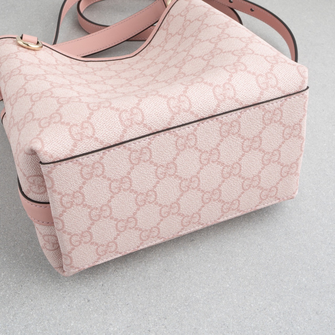 グッチ GGエンブレム スモール バケットバッグ ピンク レザー AW25