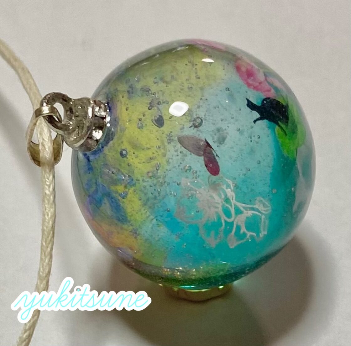 No.142】ハンドメイド 幻日 レジン ネックレス ペンダント 猫 蓮 